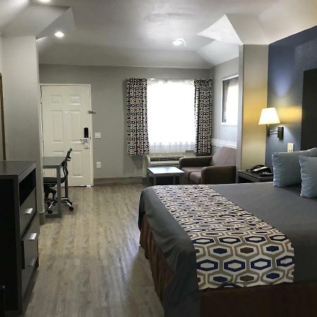 Camelot Inn And Suites Aldine Экстерьер фото