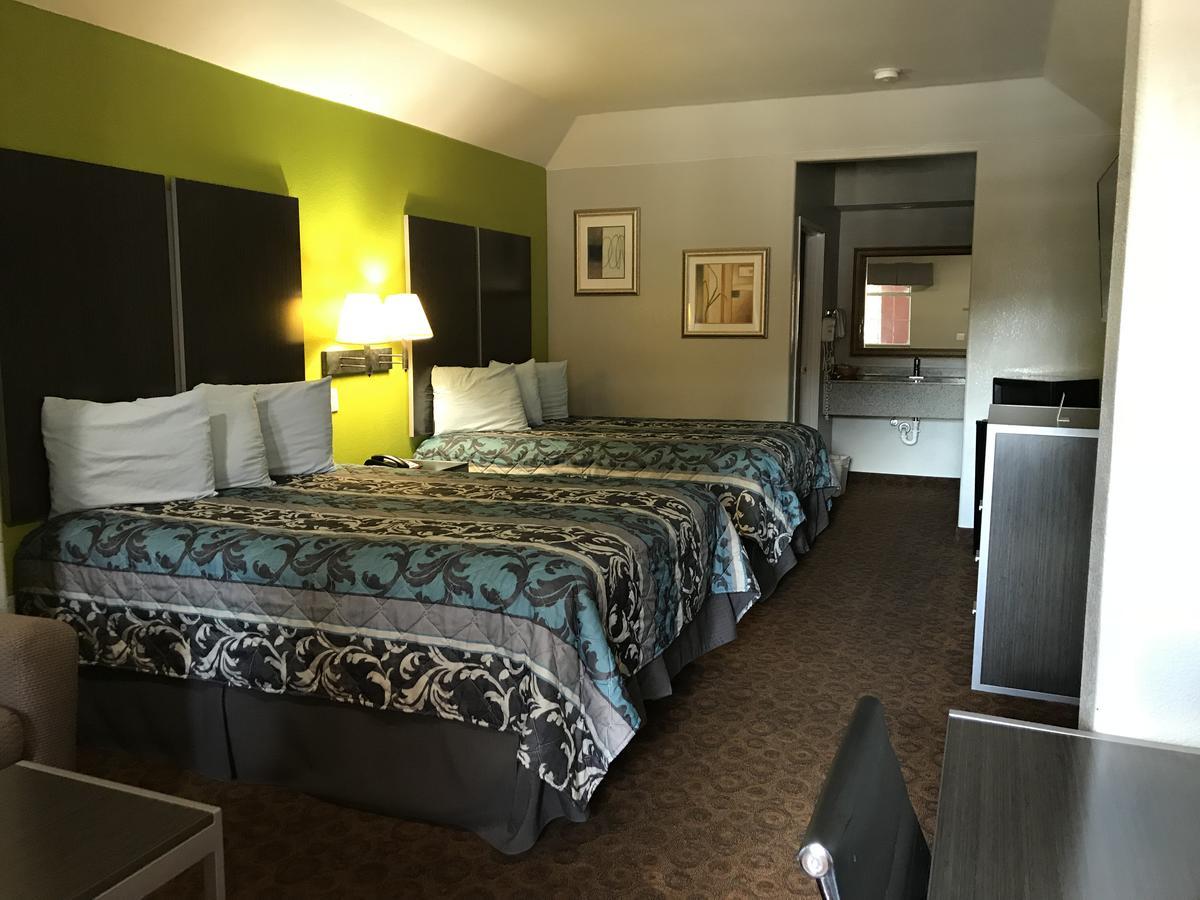 Camelot Inn And Suites Aldine Экстерьер фото