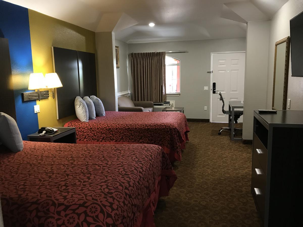 Camelot Inn And Suites Aldine Экстерьер фото