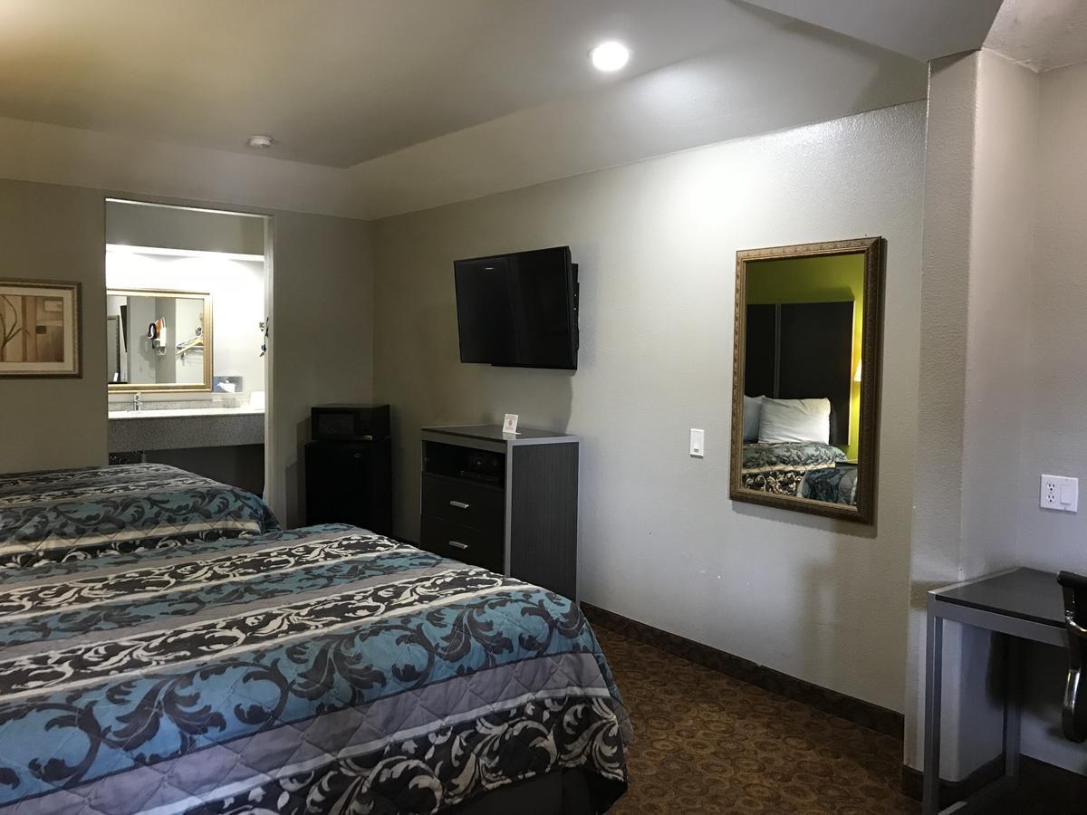 Camelot Inn And Suites Aldine Экстерьер фото