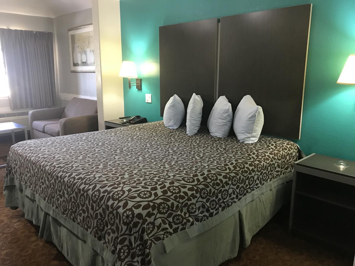 Camelot Inn And Suites Aldine Экстерьер фото