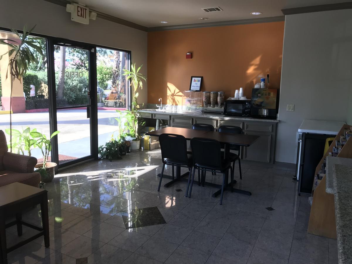 Camelot Inn And Suites Aldine Экстерьер фото