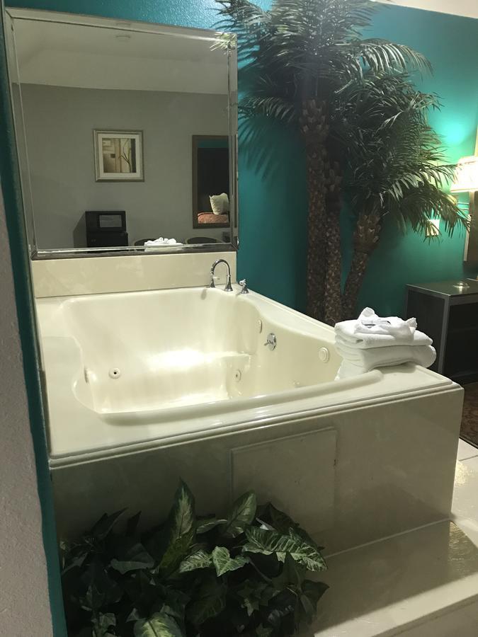 Camelot Inn And Suites Aldine Экстерьер фото
