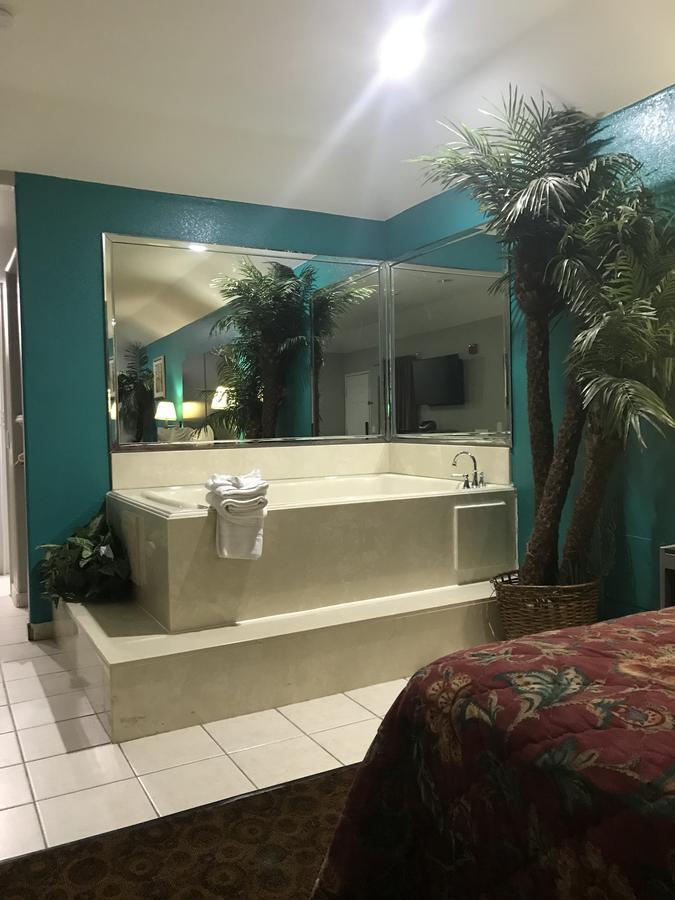 Camelot Inn And Suites Aldine Экстерьер фото