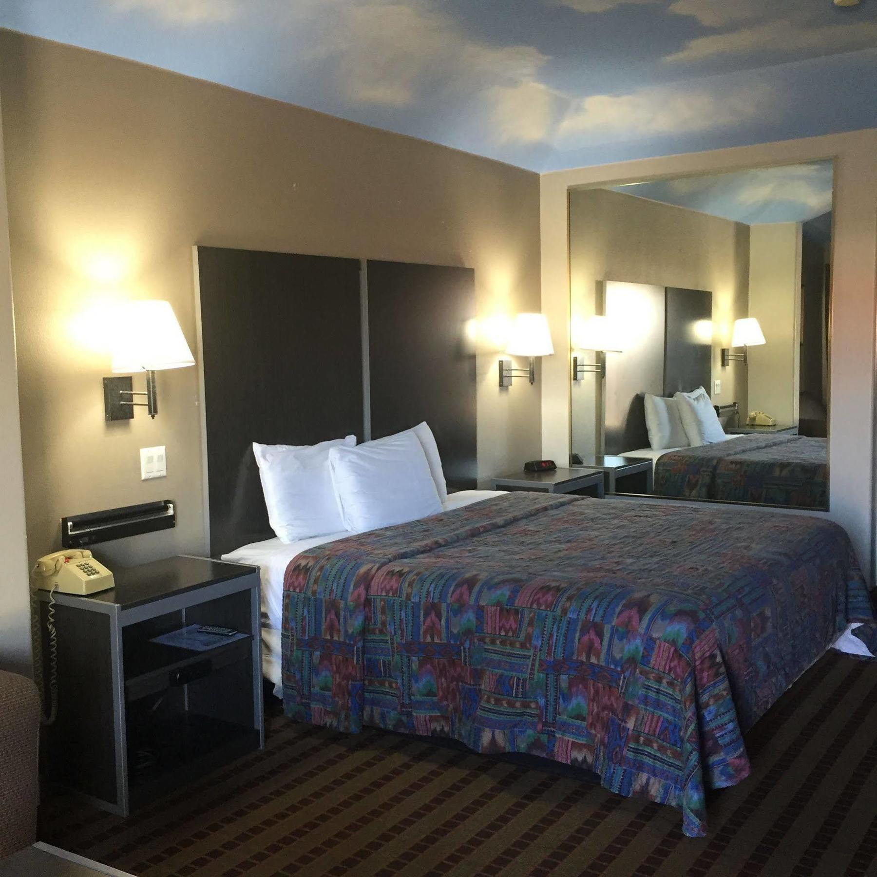 Camelot Inn And Suites Aldine Экстерьер фото