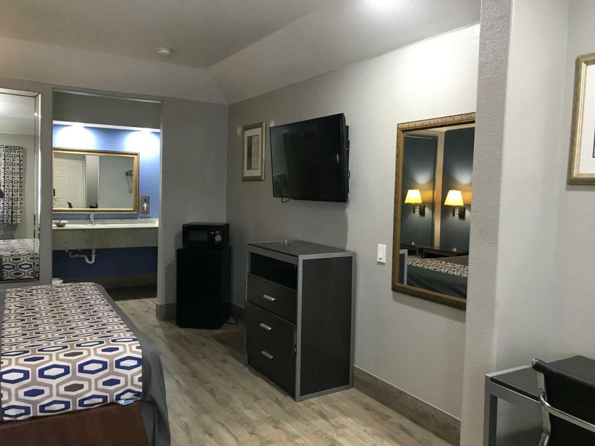 Camelot Inn And Suites Aldine Экстерьер фото