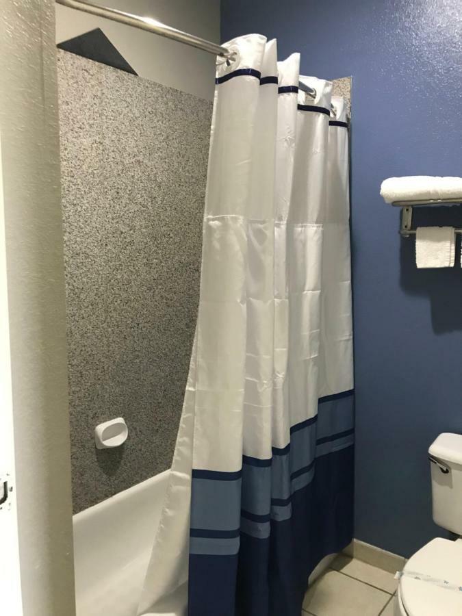 Camelot Inn And Suites Aldine Экстерьер фото