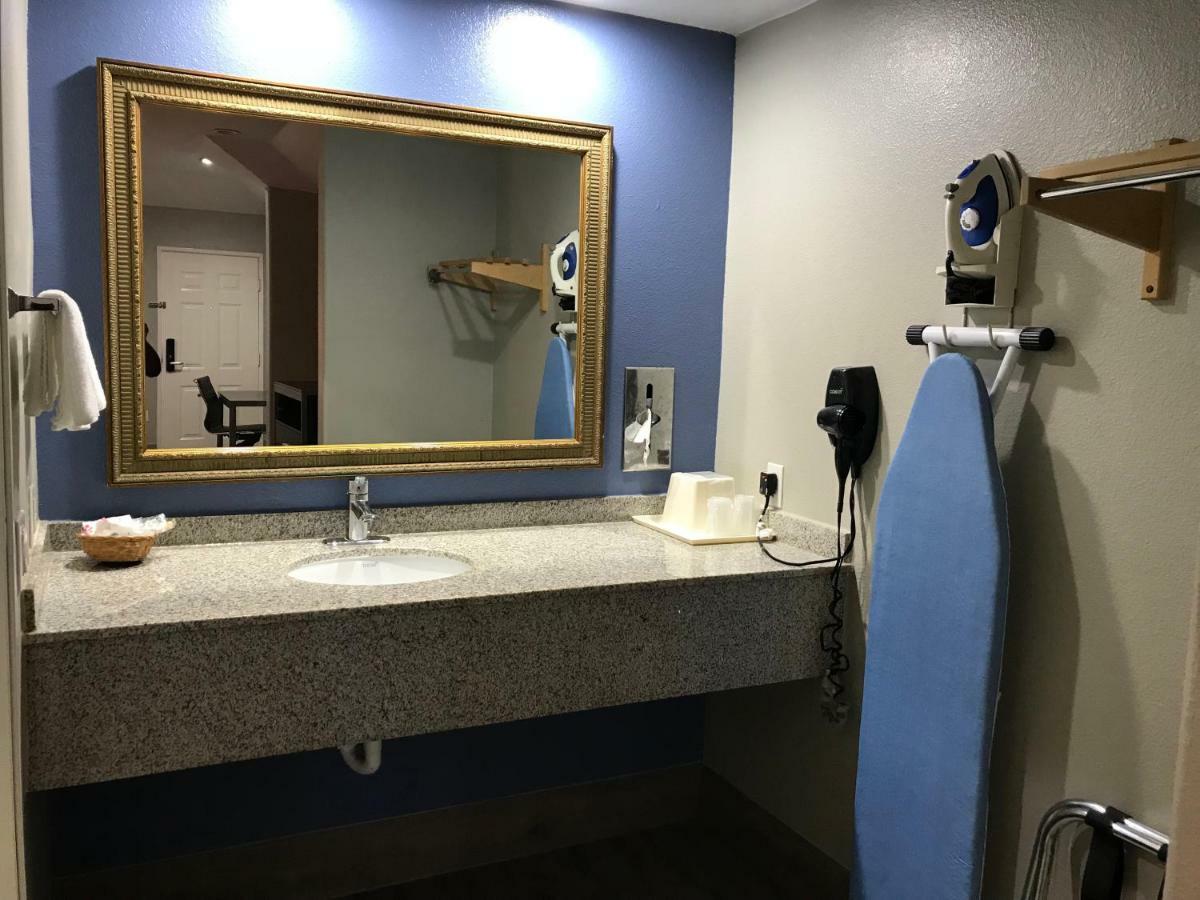 Camelot Inn And Suites Aldine Экстерьер фото