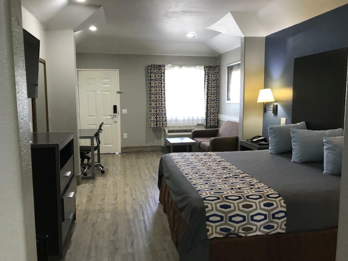 Camelot Inn And Suites Aldine Экстерьер фото